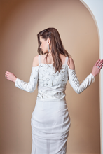 Load image into Gallery viewer, NALKI MOTIF WHITE OFF SHOULDER JACKET SAREE