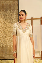 Load image into Gallery viewer, Straight kurta with crushed silk skirt and crushed dupatta