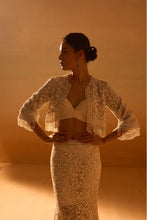 Load image into Gallery viewer, IVORY TRAIL SKIRT WITH PLEATED CROPTOP AND VEIL