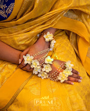 Load image into Gallery viewer, Ivory Floral Jewellery Set (Ssstjh-03)