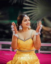 Load image into Gallery viewer, Ivory Floral Jewellery Set (Sstjha-04)