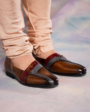 Load image into Gallery viewer, Tan V-strap Loafer