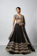Load image into Gallery viewer, Maanyata Lehenga Set
