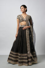 Load image into Gallery viewer, Maanyata Lehenga Set
