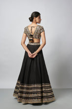 Load image into Gallery viewer, Maanyata Lehenga Set
