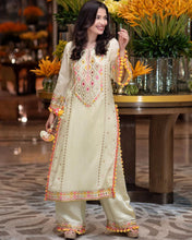 Load image into Gallery viewer, Saachi daaga in Nishika Long Kurta with Palazo
