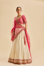 Load image into Gallery viewer, IVORY BANARSI BOOTI LHENGA WITH FUSCHIA CHOLI AND DUPATTA  SET
