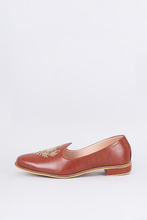 Load image into Gallery viewer, Cocoa Crown Leather Loafers
