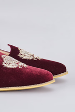 Load image into Gallery viewer, Ruby Crown Velvel Loafers
