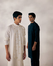 Load image into Gallery viewer, White applique Kurta set
